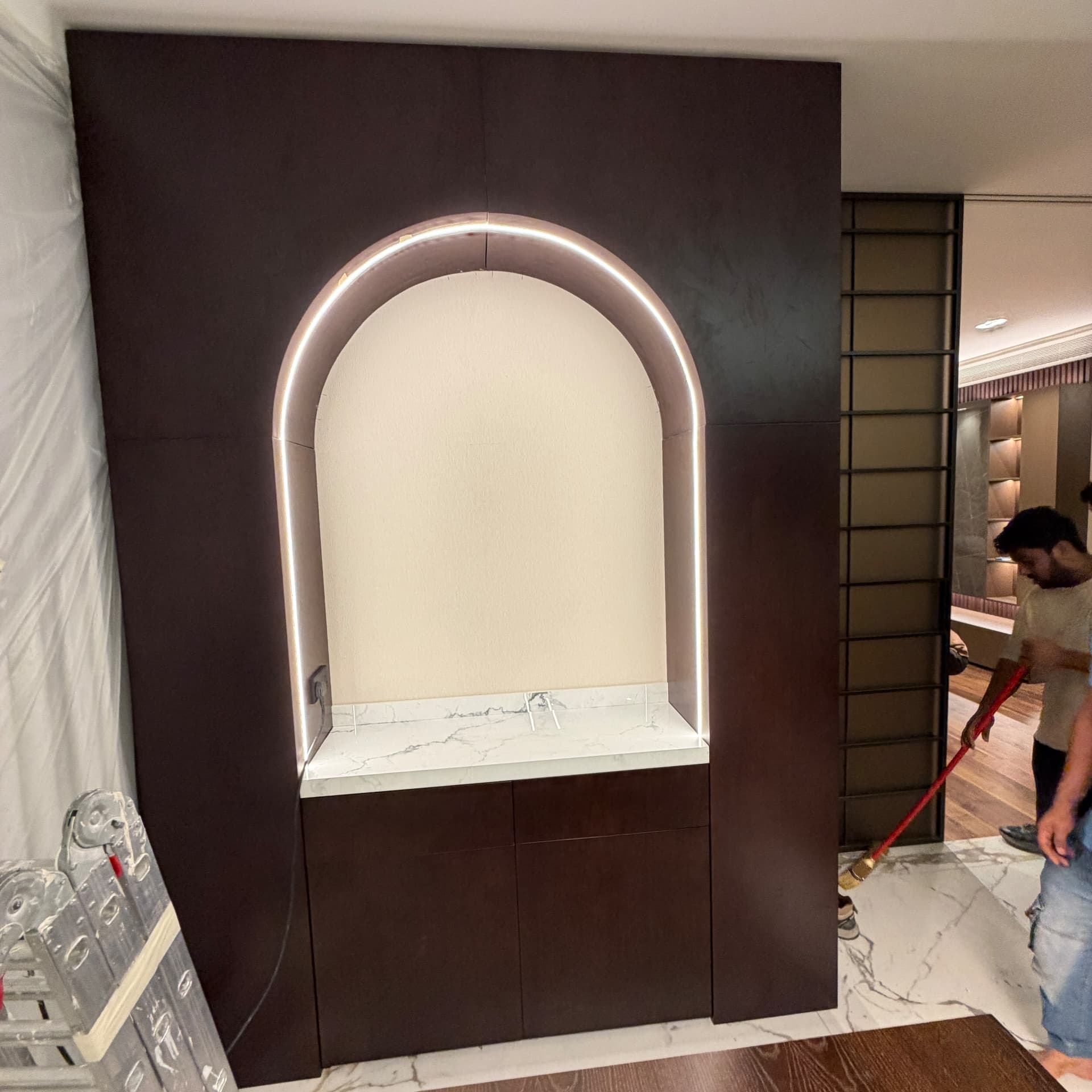 Arched display niche