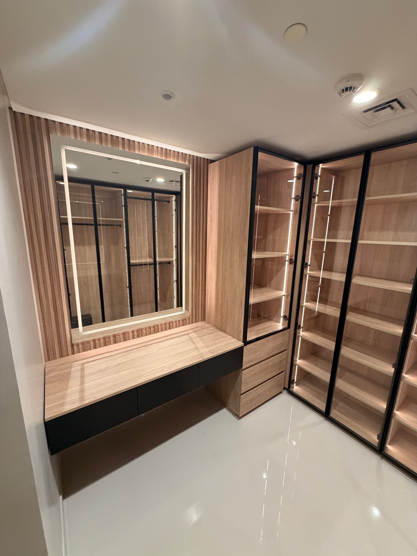 Walk-in wardrobe & vanity