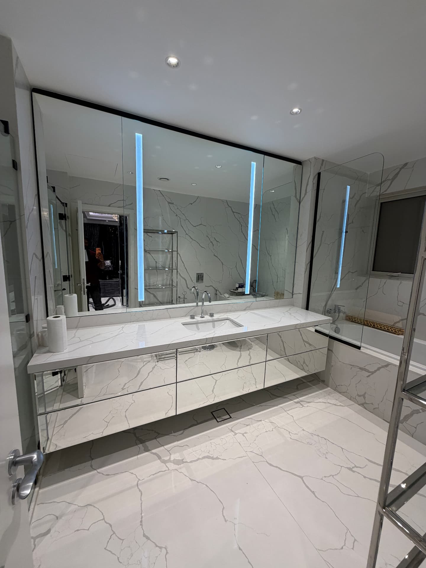 Marble vanity & bathtub