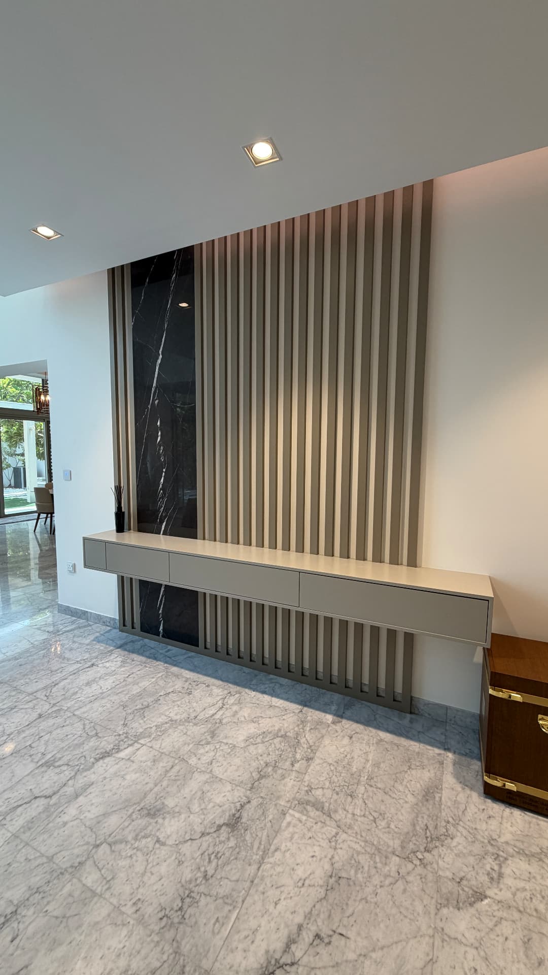 Floating console & slats