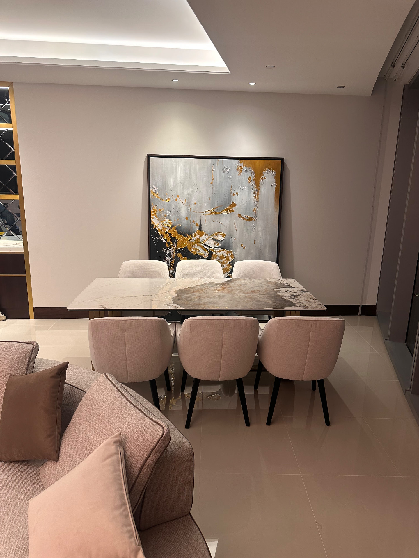 Dining with statement art